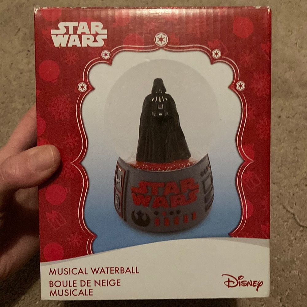 NWT STAR WARS Darth Vader Disney snow globe with music (musical waterball)